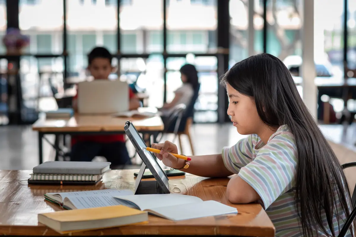 Niña señalando plataforma
